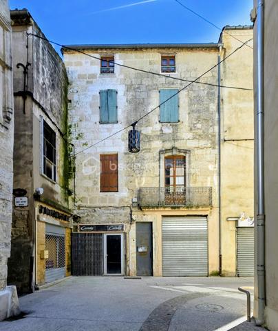 INVESTISSEMENT - Opportunité d'investissement immobilier située en plein centre-ville de Lunel. Je vous propose cet immeuble en mono propriété en R+2, composé de 6 logements distincts dont un T1, trois T2 et deux T3 en duplex. 
L'ensemble, d'une surface habitable logements d'environ 308m2 (surface totale de plancher environ 343m2) est vendu clé en main, permettant une prise en main immédiate du bien.
Tous les lots sont actuellement loués et génèrent un revenu locatif annuel d'environ 39 000 euros.
Quelques rafraichissements à prévoir dans certains appartements.
Dossier détaillé sur demande.
L'immeuble se trouve à quelques minutes à pied de la place de la Mairie et à proximité de toutes les commodités et commerces. 
10mn à pied de la gare de Lunel qui relie Montpellier en 15mn.
Un emplacement prémium au calme.