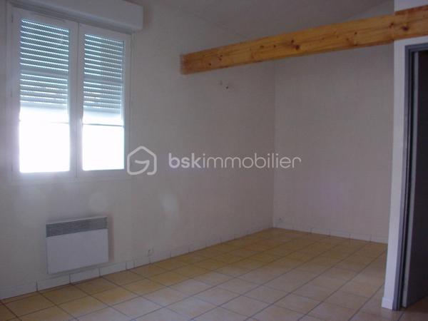 INVESTISSEMENT - Opportunité d'investissement immobilier située en plein centre-ville de Lunel. Je vous propose cet immeuble en mono propriété en R+2, composé de 6 logements distincts dont un T1, trois T2 et deux T3 en duplex. 
L'ensemble, d'une surface habitable logements d'environ 308m2 (surface totale de plancher environ 343m2) est vendu clé en main, permettant une prise en main immédiate du bien.
Tous les lots sont actuellement loués et génèrent un revenu locatif annuel d'environ 39 000 euros.
Quelques rafraichissements à prévoir dans certains appartements.
Dossier détaillé sur demande.
L'immeuble se trouve à quelques minutes à pied de la place de la Mairie et à proximité de toutes les commodités et commerces. 
10mn à pied de la gare de Lunel qui relie Montpellier en 15mn.
Un emplacement prémium au calme.