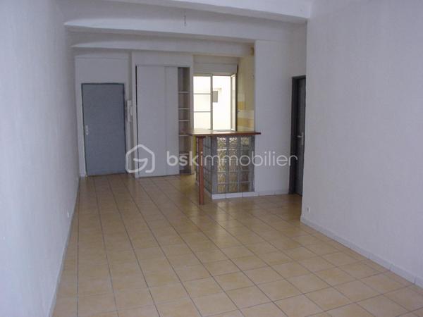 INVESTISSEMENT - Opportunité d'investissement immobilier située en plein centre-ville de Lunel. Je vous propose cet immeuble en mono propriété en R+2, composé de 6 logements distincts dont un T1, trois T2 et deux T3 en duplex. 
L'ensemble, d'une surface habitable logements d'environ 308m2 (surface totale de plancher environ 343m2) est vendu clé en main, permettant une prise en main immédiate du bien.
Tous les lots sont actuellement loués et génèrent un revenu locatif annuel d'environ 39 000 euros.
Quelques rafraichissements à prévoir dans certains appartements.
Dossier détaillé sur demande.
L'immeuble se trouve à quelques minutes à pied de la place de la Mairie et à proximité de toutes les commodités et commerces. 
10mn à pied de la gare de Lunel qui relie Montpellier en 15mn.
Un emplacement prémium au calme.