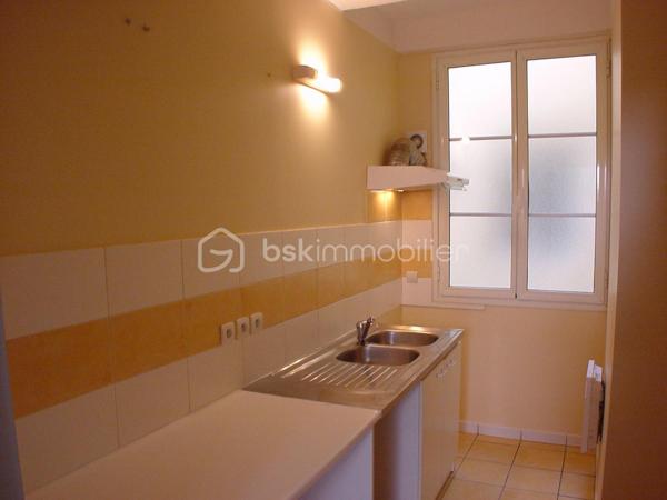 INVESTISSEMENT - Opportunité d'investissement immobilier située en plein centre-ville de Lunel. Je vous propose cet immeuble en mono propriété en R+2, composé de 6 logements distincts dont un T1, trois T2 et deux T3 en duplex. 
L'ensemble, d'une surface habitable logements d'environ 308m2 (surface totale de plancher environ 343m2) est vendu clé en main, permettant une prise en main immédiate du bien.
Tous les lots sont actuellement loués et génèrent un revenu locatif annuel d'environ 39 000 euros.
Quelques rafraichissements à prévoir dans certains appartements.
Dossier détaillé sur demande.
L'immeuble se trouve à quelques minutes à pied de la place de la Mairie et à proximité de toutes les commodités et commerces. 
10mn à pied de la gare de Lunel qui relie Montpellier en 15mn.
Un emplacement prémium au calme.