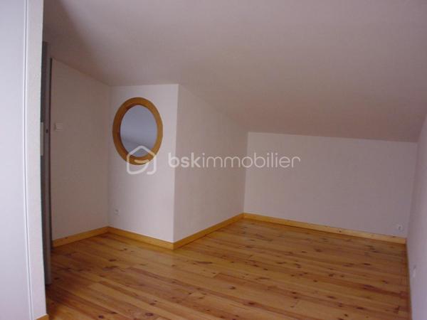 INVESTISSEMENT - Opportunité d'investissement immobilier située en plein centre-ville de Lunel. Je vous propose cet immeuble en mono propriété en R+2, composé de 6 logements distincts dont un T1, trois T2 et deux T3 en duplex. 
L'ensemble, d'une surface habitable logements d'environ 308m2 (surface totale de plancher environ 343m2) est vendu clé en main, permettant une prise en main immédiate du bien.
Tous les lots sont actuellement loués et génèrent un revenu locatif annuel d'environ 39 000 euros.
Quelques rafraichissements à prévoir dans certains appartements.
Dossier détaillé sur demande.
L'immeuble se trouve à quelques minutes à pied de la place de la Mairie et à proximité de toutes les commodités et commerces. 
10mn à pied de la gare de Lunel qui relie Montpellier en 15mn.
Un emplacement prémium au calme.