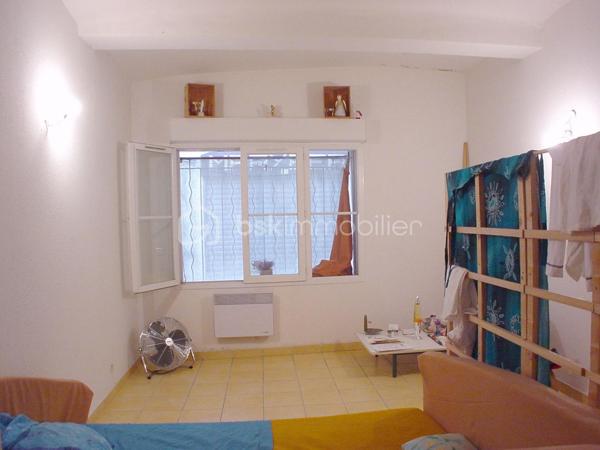 INVESTISSEMENT - Opportunité d'investissement immobilier située en plein centre-ville de Lunel. Je vous propose cet immeuble en mono propriété en R+2, composé de 6 logements distincts dont un T1, trois T2 et deux T3 en duplex. 
L'ensemble, d'une surface habitable logements d'environ 308m2 (surface totale de plancher environ 343m2) est vendu clé en main, permettant une prise en main immédiate du bien.
Tous les lots sont actuellement loués et génèrent un revenu locatif annuel d'environ 39 000 euros.
Quelques rafraichissements à prévoir dans certains appartements.
Dossier détaillé sur demande.
L'immeuble se trouve à quelques minutes à pied de la place de la Mairie et à proximité de toutes les commodités et commerces. 
10mn à pied de la gare de Lunel qui relie Montpellier en 15mn.
Un emplacement prémium au calme.