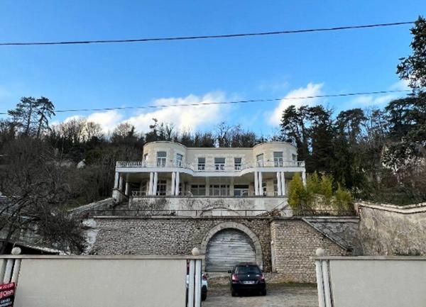 Immeuble à vendre    1 pièce • 499 m2 Montrichard