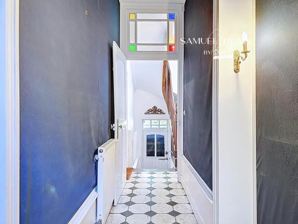 Maison de ville et son jardin, grenier, garage.