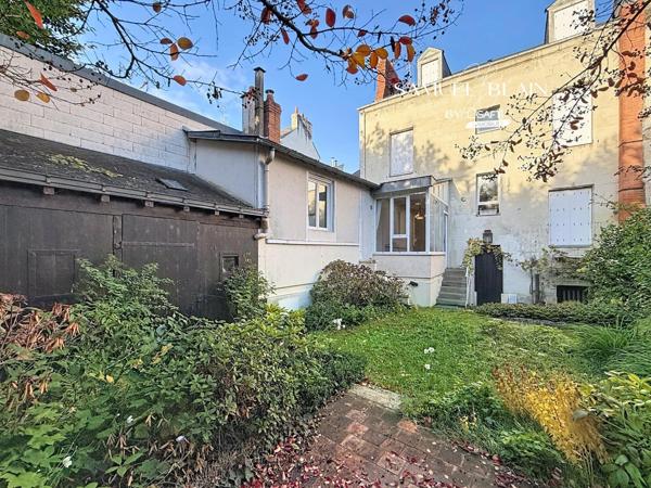 Maison de ville et son jardin, grenier, garage.