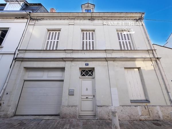 Maison de ville et son jardin, grenier, garage.