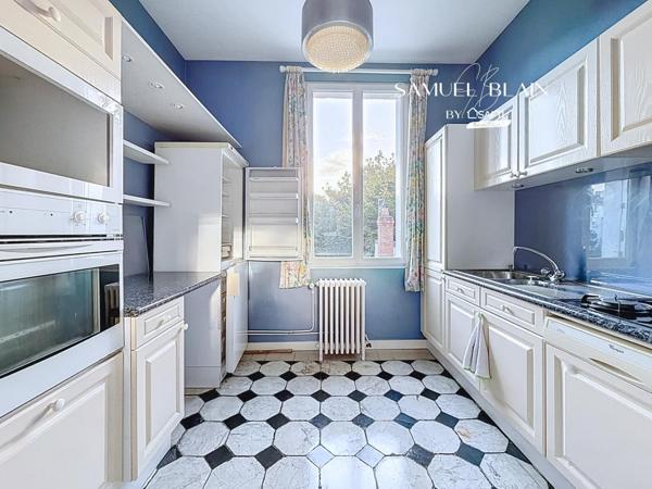 Maison de ville et son jardin, grenier, garage.