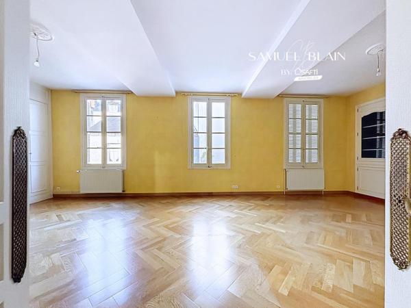 Maison de ville et son jardin, grenier, garage.