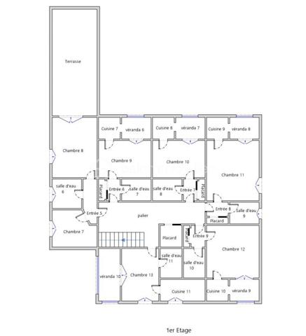 IMMEUBLE DE RAPPORT – SPÉCIAL INVESTISSEURS – BARBOTAN-LES-THERMES
À seulement 600 mètres de la station thermale de Barbotan-les-Thermes, dans le charmant village médiéval de Cazaubon, découvrez cet immeuble de rapport de 330 m² offrant un excellent potentiel locatif dans un environnement calme et verdoyant.
L'ensemble immobilier est composé de :
11 studios meublés
1 appartement T2
Un espace d'accueil
Un garage
Une cave
Une chaufferie
Un investissement immédiatement rentable
Dès l'acquisition, vous bénéficierez de revenus locatifs grâce à une clientèle fidèle et à des réservations déjà enregistrées pour les prochaines saisons thermales.
Loyer moyen par cure thermale : environ 590 €
Réservations déjà confirmées
Clientèle récurrente
Immeuble vendu entièrement meublé
Potentiel d'optimisation
Quelques travaux de rafraîchissement permettraient d'améliorer significativement l'attractivité et les revenus locatifs. Il est également possible de réunir certains studios afin de créer des logements plus spacieux adaptés à la location longue durée.
Caractéristiques techniques
Surface des logements : de 23 m² à 45 m² environ
Isolation extérieure réalisée entre 2016 et 2018
Chauffage central et production d'eau chaude au fioul
Cuisines équipées et aménagées
Plaques de cuisson au gaz
Menuiseries en simple et double vitrage
Possibilité d'acquérir un parking attenant
Une opportunité rare pour investisseurs à la recherche d'un bien générant des revenus immédiats tout en offrant un potentiel de valorisation.
Pour toute information complémentaire ou pour organiser une visite :
📞 07 84 42 09 05
✉️ l.martinezortiz@bskimmobilier.com
