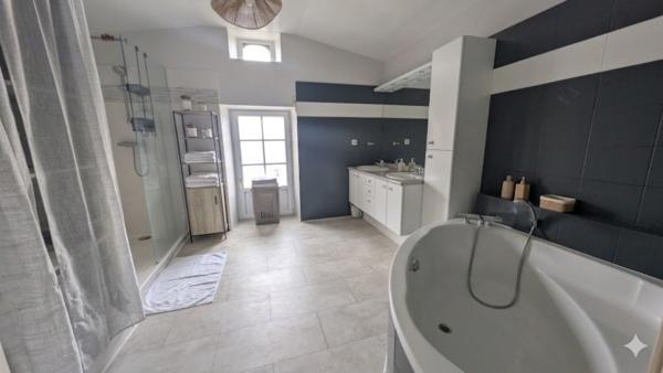 Maison  6 pièce(s)  4 chambre(s)  166 m²