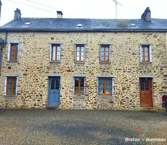 Ensemble immobilier en pierres à Andouillé