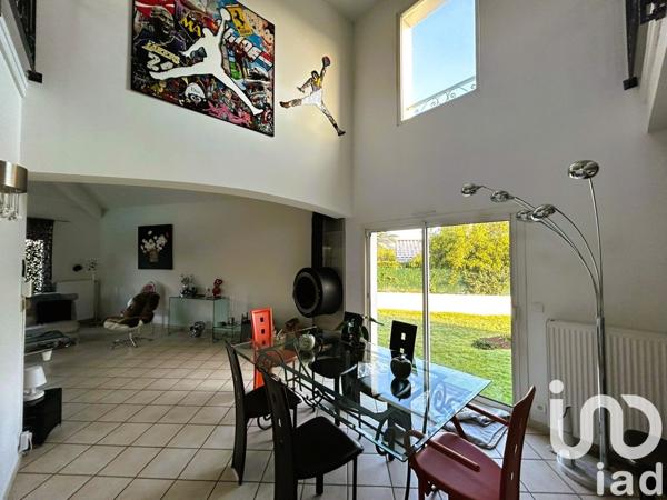 Maison traditionnelle 6 pièces de 199 m² à Saint-Médard-en-Jalles (33160)