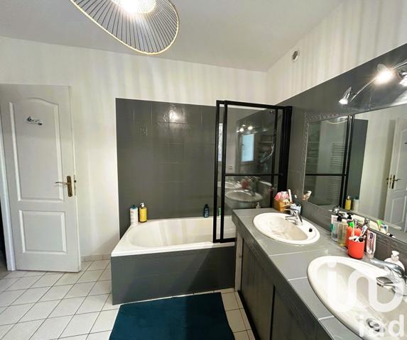 Maison traditionnelle 6 pièces de 199 m² à Saint-Médard-en-Jalles (33160)