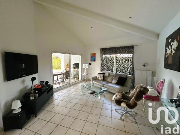 Maison traditionnelle 6 pièces de 199 m² à Saint-Médard-en-Jalles (33160)