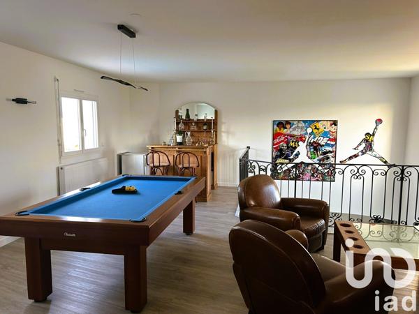 Maison traditionnelle 6 pièces de 199 m² à Saint-Médard-en-Jalles (33160)