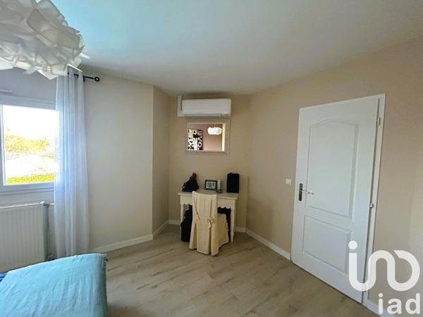 Maison traditionnelle 6 pièces de 199 m² à Saint-Médard-en-Jalles (33160)