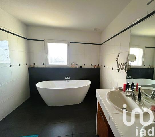 Maison traditionnelle 6 pièces de 199 m² à Saint-Médard-en-Jalles (33160)