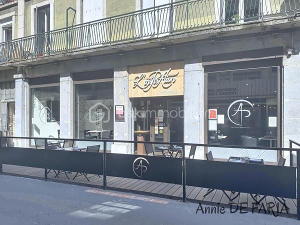 GRENOBLE CENTRE VILLE

Bel établissement de restauration semi-gastronomique, très bien noté sur les différents sites web et magasines tel que Beaux Quartiers (entres autres).
La salle  de restauration peut accueillir jusqu'a  50 couverts.
La terrasse refaite très récemment peut contenir 20 à 30 couverts.
 L'ensemble du lieu comporte;
1 salle de restauration
1 bar
1 cave a vin et spiritueux
1 cuisine
3 vitrines de plus de 2 mètres chacune
1 bureau
1 vestiaire
1 wc pmr
1 terrasse

Le matériel de cuisine est de très bonne qualité avec un espace fluide pour le bon fonctionnement du service.
La décoration est moderne avec des touches personnelles très appréciées par les clients.
Une climatisation réversible, 1 système d'alarme avec caméra 
            Et un rideau métallique intérieur complètent le bien.
            Le restaurant reste vendu meublé et équipé.

            Loyer 3492 euros
            Transfert de la licence IV: 130 euros/ht/mois
            Toute l'équipe est disponible pour une exploitation immédiate.
            A visiter sans tarder!