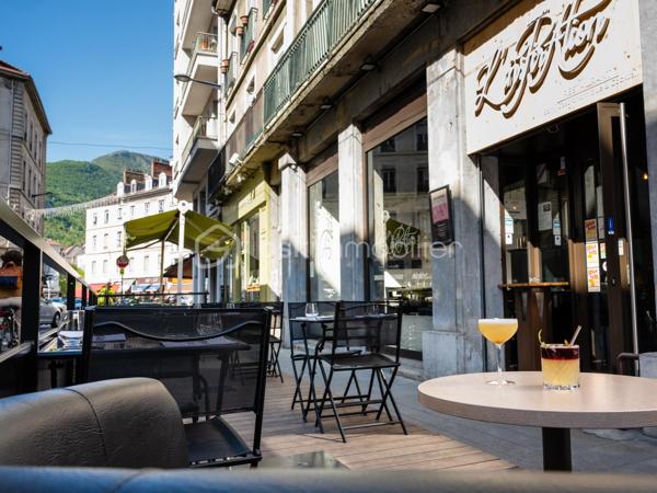 GRENOBLE CENTRE VILLE

Bel établissement de restauration semi-gastronomique, très bien noté sur les différents sites web et magasines tel que Beaux Quartiers (entres autres).
La salle  de restauration peut accueillir jusqu'a  50 couverts.
La terrasse refaite très récemment peut contenir 20 à 30 couverts.
 L'ensemble du lieu comporte;
1 salle de restauration
1 bar
1 cave a vin et spiritueux
1 cuisine
3 vitrines de plus de 2 mètres chacune
1 bureau
1 vestiaire
1 wc pmr
1 terrasse

Le matériel de cuisine est de très bonne qualité avec un espace fluide pour le bon fonctionnement du service.
La décoration est moderne avec des touches personnelles très appréciées par les clients.
Une climatisation réversible, 1 système d'alarme avec caméra 
            Et un rideau métallique intérieur complètent le bien.
            Le restaurant reste vendu meublé et équipé.

            Loyer 3492 euros
            Transfert de la licence IV: 130 euros/ht/mois
            Toute l'équipe est disponible pour une exploitation immédiate.
            A visiter sans tarder!