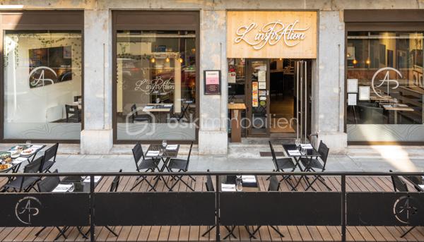 GRENOBLE CENTRE VILLE

Bel établissement de restauration semi-gastronomique, très bien noté sur les différents sites web et magasines tel que Beaux Quartiers (entres autres).
La salle  de restauration peut accueillir jusqu'a  50 couverts.
La terrasse refaite très récemment peut contenir 20 à 30 couverts.
 L'ensemble du lieu comporte;
1 salle de restauration
1 bar
1 cave a vin et spiritueux
1 cuisine
3 vitrines de plus de 2 mètres chacune
1 bureau
1 vestiaire
1 wc pmr
1 terrasse

Le matériel de cuisine est de très bonne qualité avec un espace fluide pour le bon fonctionnement du service.
La décoration est moderne avec des touches personnelles très appréciées par les clients.
Une climatisation réversible, 1 système d'alarme avec caméra 
            Et un rideau métallique intérieur complètent le bien.
            Le restaurant reste vendu meublé et équipé.

            Loyer 3492 euros
            Transfert de la licence IV: 130 euros/ht/mois
            Toute l'équipe est disponible pour une exploitation immédiate.
            A visiter sans tarder!