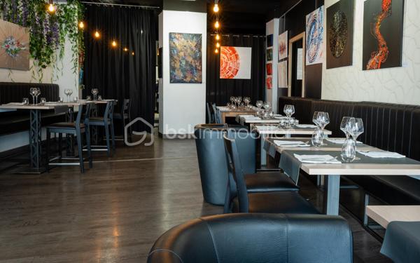 GRENOBLE CENTRE VILLE

Bel établissement de restauration semi-gastronomique, très bien noté sur les différents sites web et magasines tel que Beaux Quartiers (entres autres).
La salle  de restauration peut accueillir jusqu'a  50 couverts.
La terrasse refaite très récemment peut contenir 20 à 30 couverts.
 L'ensemble du lieu comporte;
1 salle de restauration
1 bar
1 cave a vin et spiritueux
1 cuisine
3 vitrines de plus de 2 mètres chacune
1 bureau
1 vestiaire
1 wc pmr
1 terrasse

Le matériel de cuisine est de très bonne qualité avec un espace fluide pour le bon fonctionnement du service.
La décoration est moderne avec des touches personnelles très appréciées par les clients.
Une climatisation réversible, 1 système d'alarme avec caméra 
            Et un rideau métallique intérieur complètent le bien.
            Le restaurant reste vendu meublé et équipé.

            Loyer 3492 euros
            Transfert de la licence IV: 130 euros/ht/mois
            Toute l'équipe est disponible pour une exploitation immédiate.
            A visiter sans tarder!