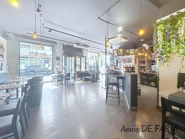 GRENOBLE CENTRE VILLE

Bel établissement de restauration semi-gastronomique, très bien noté sur les différents sites web et magasines tel que Beaux Quartiers (entres autres).
La salle  de restauration peut accueillir jusqu'a  50 couverts.
La terrasse refaite très récemment peut contenir 20 à 30 couverts.
 L'ensemble du lieu comporte;
1 salle de restauration
1 bar
1 cave a vin et spiritueux
1 cuisine
3 vitrines de plus de 2 mètres chacune
1 bureau
1 vestiaire
1 wc pmr
1 terrasse

Le matériel de cuisine est de très bonne qualité avec un espace fluide pour le bon fonctionnement du service.
La décoration est moderne avec des touches personnelles très appréciées par les clients.
Une climatisation réversible, 1 système d'alarme avec caméra 
            Et un rideau métallique intérieur complètent le bien.
            Le restaurant reste vendu meublé et équipé.

            Loyer 3492 euros
            Transfert de la licence IV: 130 euros/ht/mois
            Toute l'équipe est disponible pour une exploitation immédiate.
            A visiter sans tarder!