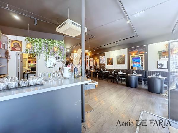 GRENOBLE CENTRE VILLE

Bel établissement de restauration semi-gastronomique, très bien noté sur les différents sites web et magasines tel que Beaux Quartiers (entres autres).
La salle  de restauration peut accueillir jusqu'a  50 couverts.
La terrasse refaite très récemment peut contenir 20 à 30 couverts.
 L'ensemble du lieu comporte;
1 salle de restauration
1 bar
1 cave a vin et spiritueux
1 cuisine
3 vitrines de plus de 2 mètres chacune
1 bureau
1 vestiaire
1 wc pmr
1 terrasse

Le matériel de cuisine est de très bonne qualité avec un espace fluide pour le bon fonctionnement du service.
La décoration est moderne avec des touches personnelles très appréciées par les clients.
Une climatisation réversible, 1 système d'alarme avec caméra 
            Et un rideau métallique intérieur complètent le bien.
            Le restaurant reste vendu meublé et équipé.

            Loyer 3492 euros
            Transfert de la licence IV: 130 euros/ht/mois
            Toute l'équipe est disponible pour une exploitation immédiate.
            A visiter sans tarder!