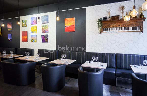 GRENOBLE CENTRE VILLE

Bel établissement de restauration semi-gastronomique, très bien noté sur les différents sites web et magasines tel que Beaux Quartiers (entres autres).
La salle  de restauration peut accueillir jusqu'a  50 couverts.
La terrasse refaite très récemment peut contenir 20 à 30 couverts.
 L'ensemble du lieu comporte;
1 salle de restauration
1 bar
1 cave a vin et spiritueux
1 cuisine
3 vitrines de plus de 2 mètres chacune
1 bureau
1 vestiaire
1 wc pmr
1 terrasse

Le matériel de cuisine est de très bonne qualité avec un espace fluide pour le bon fonctionnement du service.
La décoration est moderne avec des touches personnelles très appréciées par les clients.
Une climatisation réversible, 1 système d'alarme avec caméra 
            Et un rideau métallique intérieur complètent le bien.
            Le restaurant reste vendu meublé et équipé.

            Loyer 3492 euros
            Transfert de la licence IV: 130 euros/ht/mois
            Toute l'équipe est disponible pour une exploitation immédiate.
            A visiter sans tarder!