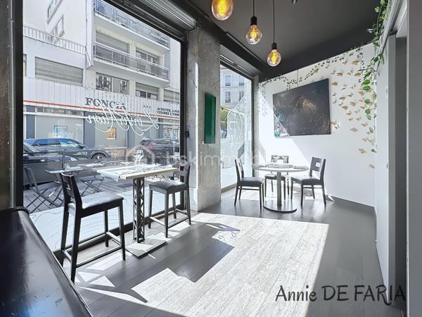 GRENOBLE CENTRE VILLE

Bel établissement de restauration semi-gastronomique, très bien noté sur les différents sites web et magasines tel que Beaux Quartiers (entres autres).
La salle  de restauration peut accueillir jusqu'a  50 couverts.
La terrasse refaite très récemment peut contenir 20 à 30 couverts.
 L'ensemble du lieu comporte;
1 salle de restauration
1 bar
1 cave a vin et spiritueux
1 cuisine
3 vitrines de plus de 2 mètres chacune
1 bureau
1 vestiaire
1 wc pmr
1 terrasse

Le matériel de cuisine est de très bonne qualité avec un espace fluide pour le bon fonctionnement du service.
La décoration est moderne avec des touches personnelles très appréciées par les clients.
Une climatisation réversible, 1 système d'alarme avec caméra 
            Et un rideau métallique intérieur complètent le bien.
            Le restaurant reste vendu meublé et équipé.

            Loyer 3492 euros
            Transfert de la licence IV: 130 euros/ht/mois
            Toute l'équipe est disponible pour une exploitation immédiate.
            A visiter sans tarder!