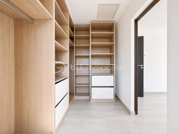 Et si votre prochaine maison cochait enfin toutes les cases ?

À quelques minutes à pied de la rue Nationale, à proximité immédiate des écoles, du collège Faubert et de la place Simone Weil, découvrez cette superbe maison individuelle des années 70 entièrement repensée et rénovée en 2021.

Dès l'arrivée, le ton est donné : prestations modernes, luminosité omniprésente et performance énergétique exceptionnelle avec un DPE classé A.
Édifiée sur une parcelle de 680m² entièrement close et arborée, cette maison développe environ 116m² habitables où chaque espace a été conçu pour le confort de la vie de famille.
Le véritable coup de cœur ? Une magnifique pièce de vie de 52m² baignée de lumière naturelle. Le salon et la cuisine ouverte, entièrement aménagée et équipée, s'ouvrent généreusement sur le jardin grâce à deux larges baies vitrées. Un espace convivial où l'on imagine déjà les repas entre amis, les soirées en famille et les beaux jours prolongés sur la terrasse.
Un cellier et des toilettes invités complètent ce niveau avec praticité.
À l'étage, chacun trouve son espace. Trois belles chambres composent l'espace nuit, dont une agréable suite parentale bénéficiant de sa terrasse privative. Une grande salle de bains avec baignoire et douche ainsi qu'une vaste buanderie facilitent le quotidien.

Ici, aucun compromis : la rénovation a été réalisée avec soin et goût. Aucun travaux à prévoir, vous n'avez plus qu'à poser vos valises.
À l'extérieur, le jardin clos de murs offre un cadre intime et sécurisé pour les enfants comme pour les moments de détente. Terrasse, allée pavée, grand abri de jardin et espace couvert pour les vélos viennent compléter l'ensemble.

Les atouts qui font la différence :
- DPE A : un bien rare sur le marché
- Rénovation complète réalisée en 2021
- Pompe à chaleur et plancher chauffant
- Pièce de vie de 52m² ultra lumineuse
- Suite parentale avec terrasse privative
- Jardin clos et arboré de 680m²
- Portail motorisé
- Volets roulants aluminium électriques centralisés
- Façade rénovée
- Faibles consommations énergétiques
- Proximité de la gare TER

Profitez d'un quotidien tout à pied : écoles, collège, commerces et centre-ville sont accessibles en quelques minutes seulement.
Une maison moderne, économe et chaleureuse, où chaque détail a été pensé pour offrir confort, sérénité et qualité de vie.

Une exclusivité rare sur le secteur. Contactez-moi dès aujourd'hui pour organiser votre visite.