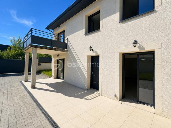 Et si votre prochaine maison cochait enfin toutes les cases ?

À quelques minutes à pied de la rue Nationale, à proximité immédiate des écoles, du collège Faubert et de la place Simone Weil, découvrez cette superbe maison individuelle des années 70 entièrement repensée et rénovée en 2021.

Dès l'arrivée, le ton est donné : prestations modernes, luminosité omniprésente et performance énergétique exceptionnelle avec un DPE classé A.
Édifiée sur une parcelle de 680m² entièrement close et arborée, cette maison développe environ 116m² habitables où chaque espace a été conçu pour le confort de la vie de famille.
Le véritable coup de cœur ? Une magnifique pièce de vie de 52m² baignée de lumière naturelle. Le salon et la cuisine ouverte, entièrement aménagée et équipée, s'ouvrent généreusement sur le jardin grâce à deux larges baies vitrées. Un espace convivial où l'on imagine déjà les repas entre amis, les soirées en famille et les beaux jours prolongés sur la terrasse.
Un cellier et des toilettes invités complètent ce niveau avec praticité.
À l'étage, chacun trouve son espace. Trois belles chambres composent l'espace nuit, dont une agréable suite parentale bénéficiant de sa terrasse privative. Une grande salle de bains avec baignoire et douche ainsi qu'une vaste buanderie facilitent le quotidien.

Ici, aucun compromis : la rénovation a été réalisée avec soin et goût. Aucun travaux à prévoir, vous n'avez plus qu'à poser vos valises.
À l'extérieur, le jardin clos de murs offre un cadre intime et sécurisé pour les enfants comme pour les moments de détente. Terrasse, allée pavée, grand abri de jardin et espace couvert pour les vélos viennent compléter l'ensemble.

Les atouts qui font la différence :
- DPE A : un bien rare sur le marché
- Rénovation complète réalisée en 2021
- Pompe à chaleur et plancher chauffant
- Pièce de vie de 52m² ultra lumineuse
- Suite parentale avec terrasse privative
- Jardin clos et arboré de 680m²
- Portail motorisé
- Volets roulants aluminium électriques centralisés
- Façade rénovée
- Faibles consommations énergétiques
- Proximité de la gare TER

Profitez d'un quotidien tout à pied : écoles, collège, commerces et centre-ville sont accessibles en quelques minutes seulement.
Une maison moderne, économe et chaleureuse, où chaque détail a été pensé pour offrir confort, sérénité et qualité de vie.

Une exclusivité rare sur le secteur. Contactez-moi dès aujourd'hui pour organiser votre visite.