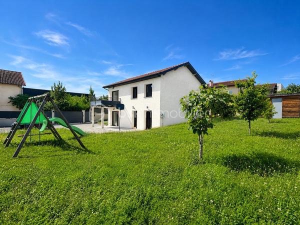 Et si votre prochaine maison cochait enfin toutes les cases ?

À quelques minutes à pied de la rue Nationale, à proximité immédiate des écoles, du collège Faubert et de la place Simone Weil, découvrez cette superbe maison individuelle des années 70 entièrement repensée et rénovée en 2021.

Dès l'arrivée, le ton est donné : prestations modernes, luminosité omniprésente et performance énergétique exceptionnelle avec un DPE classé A.
Édifiée sur une parcelle de 680m² entièrement close et arborée, cette maison développe environ 116m² habitables où chaque espace a été conçu pour le confort de la vie de famille.
Le véritable coup de cœur ? Une magnifique pièce de vie de 52m² baignée de lumière naturelle. Le salon et la cuisine ouverte, entièrement aménagée et équipée, s'ouvrent généreusement sur le jardin grâce à deux larges baies vitrées. Un espace convivial où l'on imagine déjà les repas entre amis, les soirées en famille et les beaux jours prolongés sur la terrasse.
Un cellier et des toilettes invités complètent ce niveau avec praticité.
À l'étage, chacun trouve son espace. Trois belles chambres composent l'espace nuit, dont une agréable suite parentale bénéficiant de sa terrasse privative. Une grande salle de bains avec baignoire et douche ainsi qu'une vaste buanderie facilitent le quotidien.

Ici, aucun compromis : la rénovation a été réalisée avec soin et goût. Aucun travaux à prévoir, vous n'avez plus qu'à poser vos valises.
À l'extérieur, le jardin clos de murs offre un cadre intime et sécurisé pour les enfants comme pour les moments de détente. Terrasse, allée pavée, grand abri de jardin et espace couvert pour les vélos viennent compléter l'ensemble.

Les atouts qui font la différence :
- DPE A : un bien rare sur le marché
- Rénovation complète réalisée en 2021
- Pompe à chaleur et plancher chauffant
- Pièce de vie de 52m² ultra lumineuse
- Suite parentale avec terrasse privative
- Jardin clos et arboré de 680m²
- Portail motorisé
- Volets roulants aluminium électriques centralisés
- Façade rénovée
- Faibles consommations énergétiques
- Proximité de la gare TER

Profitez d'un quotidien tout à pied : écoles, collège, commerces et centre-ville sont accessibles en quelques minutes seulement.
Une maison moderne, économe et chaleureuse, où chaque détail a été pensé pour offrir confort, sérénité et qualité de vie.

Une exclusivité rare sur le secteur. Contactez-moi dès aujourd'hui pour organiser votre visite.