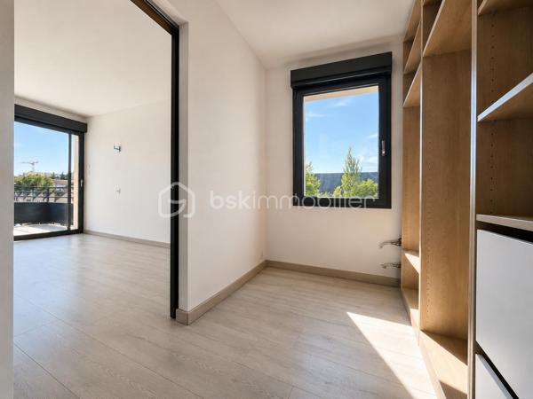 Et si votre prochaine maison cochait enfin toutes les cases ?

À quelques minutes à pied de la rue Nationale, à proximité immédiate des écoles, du collège Faubert et de la place Simone Weil, découvrez cette superbe maison individuelle des années 70 entièrement repensée et rénovée en 2021.

Dès l'arrivée, le ton est donné : prestations modernes, luminosité omniprésente et performance énergétique exceptionnelle avec un DPE classé A.
Édifiée sur une parcelle de 680m² entièrement close et arborée, cette maison développe environ 116m² habitables où chaque espace a été conçu pour le confort de la vie de famille.
Le véritable coup de cœur ? Une magnifique pièce de vie de 52m² baignée de lumière naturelle. Le salon et la cuisine ouverte, entièrement aménagée et équipée, s'ouvrent généreusement sur le jardin grâce à deux larges baies vitrées. Un espace convivial où l'on imagine déjà les repas entre amis, les soirées en famille et les beaux jours prolongés sur la terrasse.
Un cellier et des toilettes invités complètent ce niveau avec praticité.
À l'étage, chacun trouve son espace. Trois belles chambres composent l'espace nuit, dont une agréable suite parentale bénéficiant de sa terrasse privative. Une grande salle de bains avec baignoire et douche ainsi qu'une vaste buanderie facilitent le quotidien.

Ici, aucun compromis : la rénovation a été réalisée avec soin et goût. Aucun travaux à prévoir, vous n'avez plus qu'à poser vos valises.
À l'extérieur, le jardin clos de murs offre un cadre intime et sécurisé pour les enfants comme pour les moments de détente. Terrasse, allée pavée, grand abri de jardin et espace couvert pour les vélos viennent compléter l'ensemble.

Les atouts qui font la différence :
- DPE A : un bien rare sur le marché
- Rénovation complète réalisée en 2021
- Pompe à chaleur et plancher chauffant
- Pièce de vie de 52m² ultra lumineuse
- Suite parentale avec terrasse privative
- Jardin clos et arboré de 680m²
- Portail motorisé
- Volets roulants aluminium électriques centralisés
- Façade rénovée
- Faibles consommations énergétiques
- Proximité de la gare TER

Profitez d'un quotidien tout à pied : écoles, collège, commerces et centre-ville sont accessibles en quelques minutes seulement.
Une maison moderne, économe et chaleureuse, où chaque détail a été pensé pour offrir confort, sérénité et qualité de vie.

Une exclusivité rare sur le secteur. Contactez-moi dès aujourd'hui pour organiser votre visite.