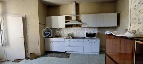 POITIERS – À 5 MINUTES À PIED DU CENTRE-VILLE – IMMEUBLE DE 3 T2 AVEC JARDIN

Projet locatif à fort potentiel !

À seulement 5 minutes à pied du centre-ville de Poitiers, découvrez cet immeuble d'habitation d'environ 166 m², composé de 3 appartements T2 indépendants avec un beau jardin et une cour d'environ 380m²;

Une configuration idéale pour un projet locatif, une rénovation patrimoniale ou un projet immobilier sur mesure !

• T2 d'environ 47 m² au rez-de-chaussée comprenant : un salon séjour d'environ 15m², une chambre d'environ 23m², une cuisine séparée d'environ 5m², une salle d'eau avec un wc d'environ 3m²
• T2 d'environ 40 m² au rez-de-chaussée comprenant : une salle à manger avec cuisine d'environ 11m², une salle d'eau d'environ 4m² et d'une chambre d'environ 14m²
• T2 d'environ 61 m² à l'étage comprenant : un salon de 20m², une cuisine indépendante de 18m², une chambre d'environ 18m², une salle d'eau de 3,5m² et d'un WC séparé

Également, une pièce annexe de 15m² à l'étage munie d'un WC séparé est disponible, avec un accès au jardin extérieur.

Chaque logement dispose de son compteur électrique indépendant. Un compteur commun est également installé.

Le chauffage est assuré par des radiateurs électriques dans chaque pièces.

Autre atout rare dans ce secteur : un jardin commun d'environ 380 m² comprenant un poulailler, un potager, une remise ainsi qu'une cour commune, offrant aux futurs occupants un véritable espace extérieur en plein cœur de Poitiers.

Un sous-sol avec un adoucisseur complètent l'ensemble.

Des travaux de rénovation sont à prévoir dans les trois logements. L'audit énergétique réglementaire a déjà été réalisé, permettant d'anticiper le programme de rénovation.

Un ensemble idéal pour un projet d'investissement locatif, avec la possibilité de créer trois logements attractifs à proximité immédiate du centre-ville.

3 logements indépendants + un grand jardin + un emplacement proche du centre : une configuration rare à Poitiers...

Contactez-moi pour découvrir le potentiel de cet immeuble de rapport et organiser une visite.