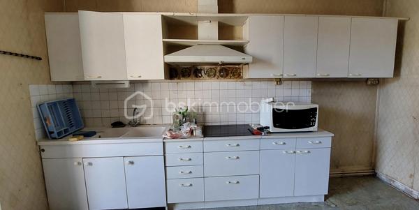 POITIERS – À 5 MINUTES À PIED DU CENTRE-VILLE – IMMEUBLE DE 3 T2 AVEC JARDIN

Projet locatif à fort potentiel !

À seulement 5 minutes à pied du centre-ville de Poitiers, découvrez cet immeuble d'habitation d'environ 166 m², composé de 3 appartements T2 indépendants avec un beau jardin et une cour d'environ 380m²;

Une configuration idéale pour un projet locatif, une rénovation patrimoniale ou un projet immobilier sur mesure !

• T2 d'environ 47 m² au rez-de-chaussée comprenant : un salon séjour d'environ 15m², une chambre d'environ 23m², une cuisine séparée d'environ 5m², une salle d'eau avec un wc d'environ 3m²
• T2 d'environ 40 m² au rez-de-chaussée comprenant : une salle à manger avec cuisine d'environ 11m², une salle d'eau d'environ 4m² et d'une chambre d'environ 14m²
• T2 d'environ 61 m² à l'étage comprenant : un salon de 20m², une cuisine indépendante de 18m², une chambre d'environ 18m², une salle d'eau de 3,5m² et d'un WC séparé

Également, une pièce annexe de 15m² à l'étage munie d'un WC séparé est disponible, avec un accès au jardin extérieur.

Chaque logement dispose de son compteur électrique indépendant. Un compteur commun est également installé.

Le chauffage est assuré par des radiateurs électriques dans chaque pièces.

Autre atout rare dans ce secteur : un jardin commun d'environ 380 m² comprenant un poulailler, un potager, une remise ainsi qu'une cour commune, offrant aux futurs occupants un véritable espace extérieur en plein cœur de Poitiers.

Un sous-sol avec un adoucisseur complètent l'ensemble.

Des travaux de rénovation sont à prévoir dans les trois logements. L'audit énergétique réglementaire a déjà été réalisé, permettant d'anticiper le programme de rénovation.

Un ensemble idéal pour un projet d'investissement locatif, avec la possibilité de créer trois logements attractifs à proximité immédiate du centre-ville.

3 logements indépendants + un grand jardin + un emplacement proche du centre : une configuration rare à Poitiers...

Contactez-moi pour découvrir le potentiel de cet immeuble de rapport et organiser une visite.