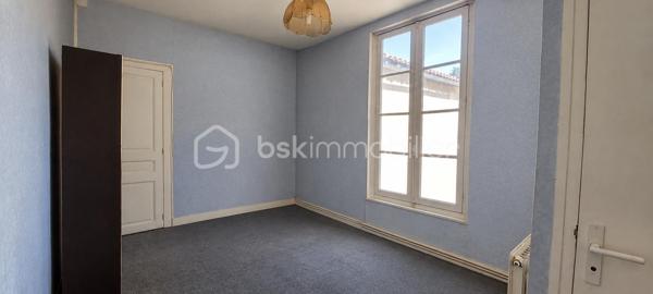 POITIERS – À 5 MINUTES À PIED DU CENTRE-VILLE – IMMEUBLE DE 3 T2 AVEC JARDIN

Projet locatif à fort potentiel !

À seulement 5 minutes à pied du centre-ville de Poitiers, découvrez cet immeuble d'habitation d'environ 166 m², composé de 3 appartements T2 indépendants avec un beau jardin et une cour d'environ 380m²;

Une configuration idéale pour un projet locatif, une rénovation patrimoniale ou un projet immobilier sur mesure !

• T2 d'environ 47 m² au rez-de-chaussée comprenant : un salon séjour d'environ 15m², une chambre d'environ 23m², une cuisine séparée d'environ 5m², une salle d'eau avec un wc d'environ 3m²
• T2 d'environ 40 m² au rez-de-chaussée comprenant : une salle à manger avec cuisine d'environ 11m², une salle d'eau d'environ 4m² et d'une chambre d'environ 14m²
• T2 d'environ 61 m² à l'étage comprenant : un salon de 20m², une cuisine indépendante de 18m², une chambre d'environ 18m², une salle d'eau de 3,5m² et d'un WC séparé

Également, une pièce annexe de 15m² à l'étage munie d'un WC séparé est disponible, avec un accès au jardin extérieur.

Chaque logement dispose de son compteur électrique indépendant. Un compteur commun est également installé.

Le chauffage est assuré par des radiateurs électriques dans chaque pièces.

Autre atout rare dans ce secteur : un jardin commun d'environ 380 m² comprenant un poulailler, un potager, une remise ainsi qu'une cour commune, offrant aux futurs occupants un véritable espace extérieur en plein cœur de Poitiers.

Un sous-sol avec un adoucisseur complètent l'ensemble.

Des travaux de rénovation sont à prévoir dans les trois logements. L'audit énergétique réglementaire a déjà été réalisé, permettant d'anticiper le programme de rénovation.

Un ensemble idéal pour un projet d'investissement locatif, avec la possibilité de créer trois logements attractifs à proximité immédiate du centre-ville.

3 logements indépendants + un grand jardin + un emplacement proche du centre : une configuration rare à Poitiers...

Contactez-moi pour découvrir le potentiel de cet immeuble de rapport et organiser une visite.