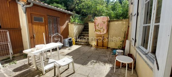 POITIERS – À 5 MINUTES À PIED DU CENTRE-VILLE – IMMEUBLE DE 3 T2 AVEC JARDIN

Projet locatif à fort potentiel !

À seulement 5 minutes à pied du centre-ville de Poitiers, découvrez cet immeuble d'habitation d'environ 166 m², composé de 3 appartements T2 indépendants avec un beau jardin et une cour d'environ 380m²;

Une configuration idéale pour un projet locatif, une rénovation patrimoniale ou un projet immobilier sur mesure !

• T2 d'environ 47 m² au rez-de-chaussée comprenant : un salon séjour d'environ 15m², une chambre d'environ 23m², une cuisine séparée d'environ 5m², une salle d'eau avec un wc d'environ 3m²
• T2 d'environ 40 m² au rez-de-chaussée comprenant : une salle à manger avec cuisine d'environ 11m², une salle d'eau d'environ 4m² et d'une chambre d'environ 14m²
• T2 d'environ 61 m² à l'étage comprenant : un salon de 20m², une cuisine indépendante de 18m², une chambre d'environ 18m², une salle d'eau de 3,5m² et d'un WC séparé

Également, une pièce annexe de 15m² à l'étage munie d'un WC séparé est disponible, avec un accès au jardin extérieur.

Chaque logement dispose de son compteur électrique indépendant. Un compteur commun est également installé.

Le chauffage est assuré par des radiateurs électriques dans chaque pièces.

Autre atout rare dans ce secteur : un jardin commun d'environ 380 m² comprenant un poulailler, un potager, une remise ainsi qu'une cour commune, offrant aux futurs occupants un véritable espace extérieur en plein cœur de Poitiers.

Un sous-sol avec un adoucisseur complètent l'ensemble.

Des travaux de rénovation sont à prévoir dans les trois logements. L'audit énergétique réglementaire a déjà été réalisé, permettant d'anticiper le programme de rénovation.

Un ensemble idéal pour un projet d'investissement locatif, avec la possibilité de créer trois logements attractifs à proximité immédiate du centre-ville.

3 logements indépendants + un grand jardin + un emplacement proche du centre : une configuration rare à Poitiers...

Contactez-moi pour découvrir le potentiel de cet immeuble de rapport et organiser une visite.