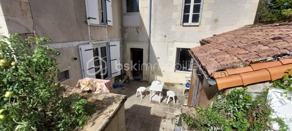 POITIERS – À 5 MINUTES À PIED DU CENTRE-VILLE – IMMEUBLE DE 3 T2 AVEC JARDIN

Projet locatif à fort potentiel !

À seulement 5 minutes à pied du centre-ville de Poitiers, découvrez cet immeuble d'habitation d'environ 166 m², composé de 3 appartements T2 indépendants avec un beau jardin et une cour d'environ 380m²;

Une configuration idéale pour un projet locatif, une rénovation patrimoniale ou un projet immobilier sur mesure !

• T2 d'environ 47 m² au rez-de-chaussée comprenant : un salon séjour d'environ 15m², une chambre d'environ 23m², une cuisine séparée d'environ 5m², une salle d'eau avec un wc d'environ 3m²
• T2 d'environ 40 m² au rez-de-chaussée comprenant : une salle à manger avec cuisine d'environ 11m², une salle d'eau d'environ 4m² et d'une chambre d'environ 14m²
• T2 d'environ 61 m² à l'étage comprenant : un salon de 20m², une cuisine indépendante de 18m², une chambre d'environ 18m², une salle d'eau de 3,5m² et d'un WC séparé

Également, une pièce annexe de 15m² à l'étage munie d'un WC séparé est disponible, avec un accès au jardin extérieur.

Chaque logement dispose de son compteur électrique indépendant. Un compteur commun est également installé.

Le chauffage est assuré par des radiateurs électriques dans chaque pièces.

Autre atout rare dans ce secteur : un jardin commun d'environ 380 m² comprenant un poulailler, un potager, une remise ainsi qu'une cour commune, offrant aux futurs occupants un véritable espace extérieur en plein cœur de Poitiers.

Un sous-sol avec un adoucisseur complètent l'ensemble.

Des travaux de rénovation sont à prévoir dans les trois logements. L'audit énergétique réglementaire a déjà été réalisé, permettant d'anticiper le programme de rénovation.

Un ensemble idéal pour un projet d'investissement locatif, avec la possibilité de créer trois logements attractifs à proximité immédiate du centre-ville.

3 logements indépendants + un grand jardin + un emplacement proche du centre : une configuration rare à Poitiers...

Contactez-moi pour découvrir le potentiel de cet immeuble de rapport et organiser une visite.