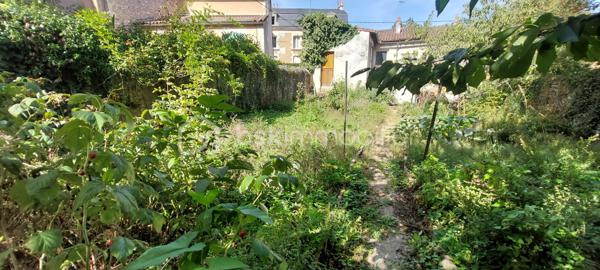 POITIERS – À 5 MINUTES À PIED DU CENTRE-VILLE – IMMEUBLE DE 3 T2 AVEC JARDIN

Projet locatif à fort potentiel !

À seulement 5 minutes à pied du centre-ville de Poitiers, découvrez cet immeuble d'habitation d'environ 166 m², composé de 3 appartements T2 indépendants avec un beau jardin et une cour d'environ 380m²;

Une configuration idéale pour un projet locatif, une rénovation patrimoniale ou un projet immobilier sur mesure !

• T2 d'environ 47 m² au rez-de-chaussée comprenant : un salon séjour d'environ 15m², une chambre d'environ 23m², une cuisine séparée d'environ 5m², une salle d'eau avec un wc d'environ 3m²
• T2 d'environ 40 m² au rez-de-chaussée comprenant : une salle à manger avec cuisine d'environ 11m², une salle d'eau d'environ 4m² et d'une chambre d'environ 14m²
• T2 d'environ 61 m² à l'étage comprenant : un salon de 20m², une cuisine indépendante de 18m², une chambre d'environ 18m², une salle d'eau de 3,5m² et d'un WC séparé

Également, une pièce annexe de 15m² à l'étage munie d'un WC séparé est disponible, avec un accès au jardin extérieur.

Chaque logement dispose de son compteur électrique indépendant. Un compteur commun est également installé.

Le chauffage est assuré par des radiateurs électriques dans chaque pièces.

Autre atout rare dans ce secteur : un jardin commun d'environ 380 m² comprenant un poulailler, un potager, une remise ainsi qu'une cour commune, offrant aux futurs occupants un véritable espace extérieur en plein cœur de Poitiers.

Un sous-sol avec un adoucisseur complètent l'ensemble.

Des travaux de rénovation sont à prévoir dans les trois logements. L'audit énergétique réglementaire a déjà été réalisé, permettant d'anticiper le programme de rénovation.

Un ensemble idéal pour un projet d'investissement locatif, avec la possibilité de créer trois logements attractifs à proximité immédiate du centre-ville.

3 logements indépendants + un grand jardin + un emplacement proche du centre : une configuration rare à Poitiers...

Contactez-moi pour découvrir le potentiel de cet immeuble de rapport et organiser une visite.