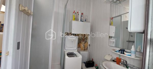 POITIERS – À 5 MINUTES À PIED DU CENTRE-VILLE – IMMEUBLE DE 3 T2 AVEC JARDIN

Projet locatif à fort potentiel !

À seulement 5 minutes à pied du centre-ville de Poitiers, découvrez cet immeuble d'habitation d'environ 166 m², composé de 3 appartements T2 indépendants avec un beau jardin et une cour d'environ 380m²;

Une configuration idéale pour un projet locatif, une rénovation patrimoniale ou un projet immobilier sur mesure !

• T2 d'environ 47 m² au rez-de-chaussée comprenant : un salon séjour d'environ 15m², une chambre d'environ 23m², une cuisine séparée d'environ 5m², une salle d'eau avec un wc d'environ 3m²
• T2 d'environ 40 m² au rez-de-chaussée comprenant : une salle à manger avec cuisine d'environ 11m², une salle d'eau d'environ 4m² et d'une chambre d'environ 14m²
• T2 d'environ 61 m² à l'étage comprenant : un salon de 20m², une cuisine indépendante de 18m², une chambre d'environ 18m², une salle d'eau de 3,5m² et d'un WC séparé

Également, une pièce annexe de 15m² à l'étage munie d'un WC séparé est disponible, avec un accès au jardin extérieur.

Chaque logement dispose de son compteur électrique indépendant. Un compteur commun est également installé.

Le chauffage est assuré par des radiateurs électriques dans chaque pièces.

Autre atout rare dans ce secteur : un jardin commun d'environ 380 m² comprenant un poulailler, un potager, une remise ainsi qu'une cour commune, offrant aux futurs occupants un véritable espace extérieur en plein cœur de Poitiers.

Un sous-sol avec un adoucisseur complètent l'ensemble.

Des travaux de rénovation sont à prévoir dans les trois logements. L'audit énergétique réglementaire a déjà été réalisé, permettant d'anticiper le programme de rénovation.

Un ensemble idéal pour un projet d'investissement locatif, avec la possibilité de créer trois logements attractifs à proximité immédiate du centre-ville.

3 logements indépendants + un grand jardin + un emplacement proche du centre : une configuration rare à Poitiers...

Contactez-moi pour découvrir le potentiel de cet immeuble de rapport et organiser une visite.