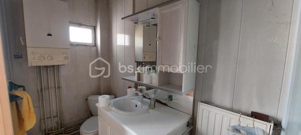POITIERS – À 5 MINUTES À PIED DU CENTRE-VILLE – IMMEUBLE DE 3 T2 AVEC JARDIN

Projet locatif à fort potentiel !

À seulement 5 minutes à pied du centre-ville de Poitiers, découvrez cet immeuble d'habitation d'environ 166 m², composé de 3 appartements T2 indépendants avec un beau jardin et une cour d'environ 380m²;

Une configuration idéale pour un projet locatif, une rénovation patrimoniale ou un projet immobilier sur mesure !

• T2 d'environ 47 m² au rez-de-chaussée comprenant : un salon séjour d'environ 15m², une chambre d'environ 23m², une cuisine séparée d'environ 5m², une salle d'eau avec un wc d'environ 3m²
• T2 d'environ 40 m² au rez-de-chaussée comprenant : une salle à manger avec cuisine d'environ 11m², une salle d'eau d'environ 4m² et d'une chambre d'environ 14m²
• T2 d'environ 61 m² à l'étage comprenant : un salon de 20m², une cuisine indépendante de 18m², une chambre d'environ 18m², une salle d'eau de 3,5m² et d'un WC séparé

Également, une pièce annexe de 15m² à l'étage munie d'un WC séparé est disponible, avec un accès au jardin extérieur.

Chaque logement dispose de son compteur électrique indépendant. Un compteur commun est également installé.

Le chauffage est assuré par des radiateurs électriques dans chaque pièces.

Autre atout rare dans ce secteur : un jardin commun d'environ 380 m² comprenant un poulailler, un potager, une remise ainsi qu'une cour commune, offrant aux futurs occupants un véritable espace extérieur en plein cœur de Poitiers.

Un sous-sol avec un adoucisseur complètent l'ensemble.

Des travaux de rénovation sont à prévoir dans les trois logements. L'audit énergétique réglementaire a déjà été réalisé, permettant d'anticiper le programme de rénovation.

Un ensemble idéal pour un projet d'investissement locatif, avec la possibilité de créer trois logements attractifs à proximité immédiate du centre-ville.

3 logements indépendants + un grand jardin + un emplacement proche du centre : une configuration rare à Poitiers...

Contactez-moi pour découvrir le potentiel de cet immeuble de rapport et organiser une visite.