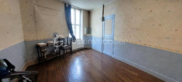 POITIERS – À 5 MINUTES À PIED DU CENTRE-VILLE – IMMEUBLE DE 3 T2 AVEC JARDIN

Projet locatif à fort potentiel !

À seulement 5 minutes à pied du centre-ville de Poitiers, découvrez cet immeuble d'habitation d'environ 166 m², composé de 3 appartements T2 indépendants avec un beau jardin et une cour d'environ 380m²;

Une configuration idéale pour un projet locatif, une rénovation patrimoniale ou un projet immobilier sur mesure !

• T2 d'environ 47 m² au rez-de-chaussée comprenant : un salon séjour d'environ 15m², une chambre d'environ 23m², une cuisine séparée d'environ 5m², une salle d'eau avec un wc d'environ 3m²
• T2 d'environ 40 m² au rez-de-chaussée comprenant : une salle à manger avec cuisine d'environ 11m², une salle d'eau d'environ 4m² et d'une chambre d'environ 14m²
• T2 d'environ 61 m² à l'étage comprenant : un salon de 20m², une cuisine indépendante de 18m², une chambre d'environ 18m², une salle d'eau de 3,5m² et d'un WC séparé

Également, une pièce annexe de 15m² à l'étage munie d'un WC séparé est disponible, avec un accès au jardin extérieur.

Chaque logement dispose de son compteur électrique indépendant. Un compteur commun est également installé.

Le chauffage est assuré par des radiateurs électriques dans chaque pièces.

Autre atout rare dans ce secteur : un jardin commun d'environ 380 m² comprenant un poulailler, un potager, une remise ainsi qu'une cour commune, offrant aux futurs occupants un véritable espace extérieur en plein cœur de Poitiers.

Un sous-sol avec un adoucisseur complètent l'ensemble.

Des travaux de rénovation sont à prévoir dans les trois logements. L'audit énergétique réglementaire a déjà été réalisé, permettant d'anticiper le programme de rénovation.

Un ensemble idéal pour un projet d'investissement locatif, avec la possibilité de créer trois logements attractifs à proximité immédiate du centre-ville.

3 logements indépendants + un grand jardin + un emplacement proche du centre : une configuration rare à Poitiers...

Contactez-moi pour découvrir le potentiel de cet immeuble de rapport et organiser une visite.