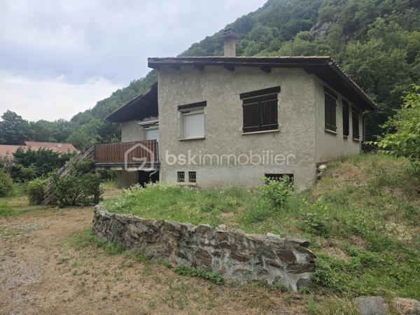 Un cadre naturel exceptionnel au Péage-de-Vizille et un beau potentiel pour cette maison à rénover !

Située au Péage-de-Vizille, cette propriété offre un environnement particulièrement calme, verdoyant et préservé, tout en restant à proximité des commodités. Avec ses beaux volumes, son terrain arboré et son vaste espace naturel, elle offre un véritable potentiel pour un projet de résidence principale, secondaire ou d'investissement.

L'un des principaux atouts de cette propriété réside dans son environnement naturel : en complément des 3 588 m² de terrain entourant la maison, le bien bénéficie également d'une importante partie boisée classée en zone naturelle, d'une superficie de 15 867 m².

🌳 Au total, ce sont donc plus de 19 000 m² d'espace naturel et de verdure qui accompagnent la propriété, offrant un environnement rare et paisible, idéal pour les amoureux de nature, d'espace et de tranquillité.

Implantée sur une parcelle arborée de 3 588 m², cette maison d'environ 118 m² habitables (120 m² de surface utile) séduira les acquéreurs à la recherche d'espace, de calme et d'un projet de rénovation.

La maison nécessite une rénovation complète, laissant libre cours à vos envies d'aménagement et permettant de créer un intérieur entièrement à votre image.

Des travaux sont notamment à prévoir concernant la toiture datant de 1983, la mise aux normes de l'assainissement individuel, ainsi que la rénovation intérieure.

La maison se compose de :
Au rez-de-chaussée :
Grand garage.
Plusieurs espaces annexes pouvant être aménagés selon vos besoins : atelier, buanderie, cave, espace de stockage ou pièces complémentaires.
À l'étage :
Deux chambres.
Un salon lumineux.
Une cuisine indépendante.
Une salle de bains.
WC séparés.
Une agréable terrasse exposée sud-ouest, idéale pour profiter des beaux jours.

Les combles offrent également un potentiel d'aménagement supplémentaire : bureau, salle de jeux, chambre d'appoint ou autre selon vos projets.

Une cave d'environ 12 m² complète l'ensemble.

🌿 Des extérieurs qui font toute la différence

Le terrain entourant la maison, entièrement bordé de verdure, offre un cadre particulièrement paisible, sans vis-à-vis immédiat.

Vous y trouverez notamment :

une petite mare,
de nombreux arbres et espaces verts,
des espaces couverts pouvant accueillir des animaux ou servir de stockage,
un environnement propice au calme et à la détente.

Et surtout, la propriété dispose d'une partie boisée classée en zone naturelle d'environ 15 867 m², offrant un véritable écrin de verdure supplémentaire autour de la maison.

Cet espace naturel constitue un atout majeur pour les personnes recherchant de la tranquillité, de l'espace et un environnement préservé, tout en bénéficiant d'une propriété avec un important potentiel de rénovation.

⭐ Les atouts

✔ Située au Péage-de-Vizille

✔ Plus de 19 000 m² au total entre terrain et espace boisé naturel

✔ 15 867 m² de partie boisée classée en zone naturelle

✔ Terrain autour de la maison de 3 588 m²

✔ Environnement calme, verdoyant et préservé

✔ Maison d'environ 118 m² habitables

✔ Terrasse exposée sud-ouest

✔ Nombreuses dépendances et espaces annexes

✔ Cave d'environ 12 m²

✔ Fort potentiel après rénovation

Ce bien s'adresse avant tout aux acquéreurs souhaitant entreprendre des travaux afin de créer une maison à leur image, tout en profitant d'un environnement naturel exceptionnel aux portes de Vizille et de vastes espaces extérieurs.

Une propriété rare au Péage-de-Vizille par son environnement, ses surfaces extérieures et son potentiel, qui mérite d'être découverte.