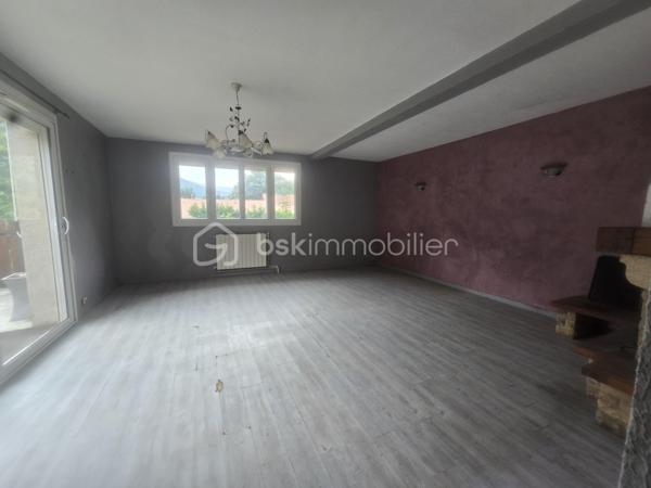 Un cadre naturel exceptionnel au Péage-de-Vizille et un beau potentiel pour cette maison à rénover !

Située au Péage-de-Vizille, cette propriété offre un environnement particulièrement calme, verdoyant et préservé, tout en restant à proximité des commodités. Avec ses beaux volumes, son terrain arboré et son vaste espace naturel, elle offre un véritable potentiel pour un projet de résidence principale, secondaire ou d'investissement.

L'un des principaux atouts de cette propriété réside dans son environnement naturel : en complément des 3 588 m² de terrain entourant la maison, le bien bénéficie également d'une importante partie boisée classée en zone naturelle, d'une superficie de 15 867 m².

🌳 Au total, ce sont donc plus de 19 000 m² d'espace naturel et de verdure qui accompagnent la propriété, offrant un environnement rare et paisible, idéal pour les amoureux de nature, d'espace et de tranquillité.

Implantée sur une parcelle arborée de 3 588 m², cette maison d'environ 118 m² habitables (120 m² de surface utile) séduira les acquéreurs à la recherche d'espace, de calme et d'un projet de rénovation.

La maison nécessite une rénovation complète, laissant libre cours à vos envies d'aménagement et permettant de créer un intérieur entièrement à votre image.

Des travaux sont notamment à prévoir concernant la toiture datant de 1983, la mise aux normes de l'assainissement individuel, ainsi que la rénovation intérieure.

La maison se compose de :
Au rez-de-chaussée :
Grand garage.
Plusieurs espaces annexes pouvant être aménagés selon vos besoins : atelier, buanderie, cave, espace de stockage ou pièces complémentaires.
À l'étage :
Deux chambres.
Un salon lumineux.
Une cuisine indépendante.
Une salle de bains.
WC séparés.
Une agréable terrasse exposée sud-ouest, idéale pour profiter des beaux jours.

Les combles offrent également un potentiel d'aménagement supplémentaire : bureau, salle de jeux, chambre d'appoint ou autre selon vos projets.

Une cave d'environ 12 m² complète l'ensemble.

🌿 Des extérieurs qui font toute la différence

Le terrain entourant la maison, entièrement bordé de verdure, offre un cadre particulièrement paisible, sans vis-à-vis immédiat.

Vous y trouverez notamment :

une petite mare,
de nombreux arbres et espaces verts,
des espaces couverts pouvant accueillir des animaux ou servir de stockage,
un environnement propice au calme et à la détente.

Et surtout, la propriété dispose d'une partie boisée classée en zone naturelle d'environ 15 867 m², offrant un véritable écrin de verdure supplémentaire autour de la maison.

Cet espace naturel constitue un atout majeur pour les personnes recherchant de la tranquillité, de l'espace et un environnement préservé, tout en bénéficiant d'une propriété avec un important potentiel de rénovation.

⭐ Les atouts

✔ Située au Péage-de-Vizille

✔ Plus de 19 000 m² au total entre terrain et espace boisé naturel

✔ 15 867 m² de partie boisée classée en zone naturelle

✔ Terrain autour de la maison de 3 588 m²

✔ Environnement calme, verdoyant et préservé

✔ Maison d'environ 118 m² habitables

✔ Terrasse exposée sud-ouest

✔ Nombreuses dépendances et espaces annexes

✔ Cave d'environ 12 m²

✔ Fort potentiel après rénovation

Ce bien s'adresse avant tout aux acquéreurs souhaitant entreprendre des travaux afin de créer une maison à leur image, tout en profitant d'un environnement naturel exceptionnel aux portes de Vizille et de vastes espaces extérieurs.

Une propriété rare au Péage-de-Vizille par son environnement, ses surfaces extérieures et son potentiel, qui mérite d'être découverte.