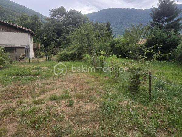 Un cadre naturel exceptionnel au Péage-de-Vizille et un beau potentiel pour cette maison à rénover !

Située au Péage-de-Vizille, cette propriété offre un environnement particulièrement calme, verdoyant et préservé, tout en restant à proximité des commodités. Avec ses beaux volumes, son terrain arboré et son vaste espace naturel, elle offre un véritable potentiel pour un projet de résidence principale, secondaire ou d'investissement.

L'un des principaux atouts de cette propriété réside dans son environnement naturel : en complément des 3 588 m² de terrain entourant la maison, le bien bénéficie également d'une importante partie boisée classée en zone naturelle, d'une superficie de 15 867 m².

🌳 Au total, ce sont donc plus de 19 000 m² d'espace naturel et de verdure qui accompagnent la propriété, offrant un environnement rare et paisible, idéal pour les amoureux de nature, d'espace et de tranquillité.

Implantée sur une parcelle arborée de 3 588 m², cette maison d'environ 118 m² habitables (120 m² de surface utile) séduira les acquéreurs à la recherche d'espace, de calme et d'un projet de rénovation.

La maison nécessite une rénovation complète, laissant libre cours à vos envies d'aménagement et permettant de créer un intérieur entièrement à votre image.

Des travaux sont notamment à prévoir concernant la toiture datant de 1983, la mise aux normes de l'assainissement individuel, ainsi que la rénovation intérieure.

La maison se compose de :
Au rez-de-chaussée :
Grand garage.
Plusieurs espaces annexes pouvant être aménagés selon vos besoins : atelier, buanderie, cave, espace de stockage ou pièces complémentaires.
À l'étage :
Deux chambres.
Un salon lumineux.
Une cuisine indépendante.
Une salle de bains.
WC séparés.
Une agréable terrasse exposée sud-ouest, idéale pour profiter des beaux jours.

Les combles offrent également un potentiel d'aménagement supplémentaire : bureau, salle de jeux, chambre d'appoint ou autre selon vos projets.

Une cave d'environ 12 m² complète l'ensemble.

🌿 Des extérieurs qui font toute la différence

Le terrain entourant la maison, entièrement bordé de verdure, offre un cadre particulièrement paisible, sans vis-à-vis immédiat.

Vous y trouverez notamment :

une petite mare,
de nombreux arbres et espaces verts,
des espaces couverts pouvant accueillir des animaux ou servir de stockage,
un environnement propice au calme et à la détente.

Et surtout, la propriété dispose d'une partie boisée classée en zone naturelle d'environ 15 867 m², offrant un véritable écrin de verdure supplémentaire autour de la maison.

Cet espace naturel constitue un atout majeur pour les personnes recherchant de la tranquillité, de l'espace et un environnement préservé, tout en bénéficiant d'une propriété avec un important potentiel de rénovation.

⭐ Les atouts

✔ Située au Péage-de-Vizille

✔ Plus de 19 000 m² au total entre terrain et espace boisé naturel

✔ 15 867 m² de partie boisée classée en zone naturelle

✔ Terrain autour de la maison de 3 588 m²

✔ Environnement calme, verdoyant et préservé

✔ Maison d'environ 118 m² habitables

✔ Terrasse exposée sud-ouest

✔ Nombreuses dépendances et espaces annexes

✔ Cave d'environ 12 m²

✔ Fort potentiel après rénovation

Ce bien s'adresse avant tout aux acquéreurs souhaitant entreprendre des travaux afin de créer une maison à leur image, tout en profitant d'un environnement naturel exceptionnel aux portes de Vizille et de vastes espaces extérieurs.

Une propriété rare au Péage-de-Vizille par son environnement, ses surfaces extérieures et son potentiel, qui mérite d'être découverte.