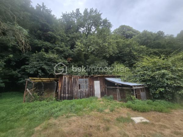 Un cadre naturel exceptionnel au Péage-de-Vizille et un beau potentiel pour cette maison à rénover !

Située au Péage-de-Vizille, cette propriété offre un environnement particulièrement calme, verdoyant et préservé, tout en restant à proximité des commodités. Avec ses beaux volumes, son terrain arboré et son vaste espace naturel, elle offre un véritable potentiel pour un projet de résidence principale, secondaire ou d'investissement.

L'un des principaux atouts de cette propriété réside dans son environnement naturel : en complément des 3 588 m² de terrain entourant la maison, le bien bénéficie également d'une importante partie boisée classée en zone naturelle, d'une superficie de 15 867 m².

🌳 Au total, ce sont donc plus de 19 000 m² d'espace naturel et de verdure qui accompagnent la propriété, offrant un environnement rare et paisible, idéal pour les amoureux de nature, d'espace et de tranquillité.

Implantée sur une parcelle arborée de 3 588 m², cette maison d'environ 118 m² habitables (120 m² de surface utile) séduira les acquéreurs à la recherche d'espace, de calme et d'un projet de rénovation.

La maison nécessite une rénovation complète, laissant libre cours à vos envies d'aménagement et permettant de créer un intérieur entièrement à votre image.

Des travaux sont notamment à prévoir concernant la toiture datant de 1983, la mise aux normes de l'assainissement individuel, ainsi que la rénovation intérieure.

La maison se compose de :
Au rez-de-chaussée :
Grand garage.
Plusieurs espaces annexes pouvant être aménagés selon vos besoins : atelier, buanderie, cave, espace de stockage ou pièces complémentaires.
À l'étage :
Deux chambres.
Un salon lumineux.
Une cuisine indépendante.
Une salle de bains.
WC séparés.
Une agréable terrasse exposée sud-ouest, idéale pour profiter des beaux jours.

Les combles offrent également un potentiel d'aménagement supplémentaire : bureau, salle de jeux, chambre d'appoint ou autre selon vos projets.

Une cave d'environ 12 m² complète l'ensemble.

🌿 Des extérieurs qui font toute la différence

Le terrain entourant la maison, entièrement bordé de verdure, offre un cadre particulièrement paisible, sans vis-à-vis immédiat.

Vous y trouverez notamment :

une petite mare,
de nombreux arbres et espaces verts,
des espaces couverts pouvant accueillir des animaux ou servir de stockage,
un environnement propice au calme et à la détente.

Et surtout, la propriété dispose d'une partie boisée classée en zone naturelle d'environ 15 867 m², offrant un véritable écrin de verdure supplémentaire autour de la maison.

Cet espace naturel constitue un atout majeur pour les personnes recherchant de la tranquillité, de l'espace et un environnement préservé, tout en bénéficiant d'une propriété avec un important potentiel de rénovation.

⭐ Les atouts

✔ Située au Péage-de-Vizille

✔ Plus de 19 000 m² au total entre terrain et espace boisé naturel

✔ 15 867 m² de partie boisée classée en zone naturelle

✔ Terrain autour de la maison de 3 588 m²

✔ Environnement calme, verdoyant et préservé

✔ Maison d'environ 118 m² habitables

✔ Terrasse exposée sud-ouest

✔ Nombreuses dépendances et espaces annexes

✔ Cave d'environ 12 m²

✔ Fort potentiel après rénovation

Ce bien s'adresse avant tout aux acquéreurs souhaitant entreprendre des travaux afin de créer une maison à leur image, tout en profitant d'un environnement naturel exceptionnel aux portes de Vizille et de vastes espaces extérieurs.

Une propriété rare au Péage-de-Vizille par son environnement, ses surfaces extérieures et son potentiel, qui mérite d'être découverte.