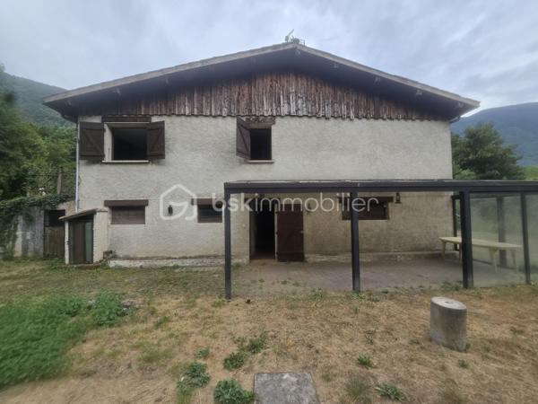 Un cadre naturel exceptionnel au Péage-de-Vizille et un beau potentiel pour cette maison à rénover !

Située au Péage-de-Vizille, cette propriété offre un environnement particulièrement calme, verdoyant et préservé, tout en restant à proximité des commodités. Avec ses beaux volumes, son terrain arboré et son vaste espace naturel, elle offre un véritable potentiel pour un projet de résidence principale, secondaire ou d'investissement.

L'un des principaux atouts de cette propriété réside dans son environnement naturel : en complément des 3 588 m² de terrain entourant la maison, le bien bénéficie également d'une importante partie boisée classée en zone naturelle, d'une superficie de 15 867 m².

🌳 Au total, ce sont donc plus de 19 000 m² d'espace naturel et de verdure qui accompagnent la propriété, offrant un environnement rare et paisible, idéal pour les amoureux de nature, d'espace et de tranquillité.

Implantée sur une parcelle arborée de 3 588 m², cette maison d'environ 118 m² habitables (120 m² de surface utile) séduira les acquéreurs à la recherche d'espace, de calme et d'un projet de rénovation.

La maison nécessite une rénovation complète, laissant libre cours à vos envies d'aménagement et permettant de créer un intérieur entièrement à votre image.

Des travaux sont notamment à prévoir concernant la toiture datant de 1983, la mise aux normes de l'assainissement individuel, ainsi que la rénovation intérieure.

La maison se compose de :
Au rez-de-chaussée :
Grand garage.
Plusieurs espaces annexes pouvant être aménagés selon vos besoins : atelier, buanderie, cave, espace de stockage ou pièces complémentaires.
À l'étage :
Deux chambres.
Un salon lumineux.
Une cuisine indépendante.
Une salle de bains.
WC séparés.
Une agréable terrasse exposée sud-ouest, idéale pour profiter des beaux jours.

Les combles offrent également un potentiel d'aménagement supplémentaire : bureau, salle de jeux, chambre d'appoint ou autre selon vos projets.

Une cave d'environ 12 m² complète l'ensemble.

🌿 Des extérieurs qui font toute la différence

Le terrain entourant la maison, entièrement bordé de verdure, offre un cadre particulièrement paisible, sans vis-à-vis immédiat.

Vous y trouverez notamment :

une petite mare,
de nombreux arbres et espaces verts,
des espaces couverts pouvant accueillir des animaux ou servir de stockage,
un environnement propice au calme et à la détente.

Et surtout, la propriété dispose d'une partie boisée classée en zone naturelle d'environ 15 867 m², offrant un véritable écrin de verdure supplémentaire autour de la maison.

Cet espace naturel constitue un atout majeur pour les personnes recherchant de la tranquillité, de l'espace et un environnement préservé, tout en bénéficiant d'une propriété avec un important potentiel de rénovation.

⭐ Les atouts

✔ Située au Péage-de-Vizille

✔ Plus de 19 000 m² au total entre terrain et espace boisé naturel

✔ 15 867 m² de partie boisée classée en zone naturelle

✔ Terrain autour de la maison de 3 588 m²

✔ Environnement calme, verdoyant et préservé

✔ Maison d'environ 118 m² habitables

✔ Terrasse exposée sud-ouest

✔ Nombreuses dépendances et espaces annexes

✔ Cave d'environ 12 m²

✔ Fort potentiel après rénovation

Ce bien s'adresse avant tout aux acquéreurs souhaitant entreprendre des travaux afin de créer une maison à leur image, tout en profitant d'un environnement naturel exceptionnel aux portes de Vizille et de vastes espaces extérieurs.

Une propriété rare au Péage-de-Vizille par son environnement, ses surfaces extérieures et son potentiel, qui mérite d'être découverte.
