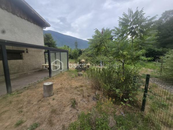 Un cadre naturel exceptionnel au Péage-de-Vizille et un beau potentiel pour cette maison à rénover !

Située au Péage-de-Vizille, cette propriété offre un environnement particulièrement calme, verdoyant et préservé, tout en restant à proximité des commodités. Avec ses beaux volumes, son terrain arboré et son vaste espace naturel, elle offre un véritable potentiel pour un projet de résidence principale, secondaire ou d'investissement.

L'un des principaux atouts de cette propriété réside dans son environnement naturel : en complément des 3 588 m² de terrain entourant la maison, le bien bénéficie également d'une importante partie boisée classée en zone naturelle, d'une superficie de 15 867 m².

🌳 Au total, ce sont donc plus de 19 000 m² d'espace naturel et de verdure qui accompagnent la propriété, offrant un environnement rare et paisible, idéal pour les amoureux de nature, d'espace et de tranquillité.

Implantée sur une parcelle arborée de 3 588 m², cette maison d'environ 118 m² habitables (120 m² de surface utile) séduira les acquéreurs à la recherche d'espace, de calme et d'un projet de rénovation.

La maison nécessite une rénovation complète, laissant libre cours à vos envies d'aménagement et permettant de créer un intérieur entièrement à votre image.

Des travaux sont notamment à prévoir concernant la toiture datant de 1983, la mise aux normes de l'assainissement individuel, ainsi que la rénovation intérieure.

La maison se compose de :
Au rez-de-chaussée :
Grand garage.
Plusieurs espaces annexes pouvant être aménagés selon vos besoins : atelier, buanderie, cave, espace de stockage ou pièces complémentaires.
À l'étage :
Deux chambres.
Un salon lumineux.
Une cuisine indépendante.
Une salle de bains.
WC séparés.
Une agréable terrasse exposée sud-ouest, idéale pour profiter des beaux jours.

Les combles offrent également un potentiel d'aménagement supplémentaire : bureau, salle de jeux, chambre d'appoint ou autre selon vos projets.

Une cave d'environ 12 m² complète l'ensemble.

🌿 Des extérieurs qui font toute la différence

Le terrain entourant la maison, entièrement bordé de verdure, offre un cadre particulièrement paisible, sans vis-à-vis immédiat.

Vous y trouverez notamment :

une petite mare,
de nombreux arbres et espaces verts,
des espaces couverts pouvant accueillir des animaux ou servir de stockage,
un environnement propice au calme et à la détente.

Et surtout, la propriété dispose d'une partie boisée classée en zone naturelle d'environ 15 867 m², offrant un véritable écrin de verdure supplémentaire autour de la maison.

Cet espace naturel constitue un atout majeur pour les personnes recherchant de la tranquillité, de l'espace et un environnement préservé, tout en bénéficiant d'une propriété avec un important potentiel de rénovation.

⭐ Les atouts

✔ Située au Péage-de-Vizille

✔ Plus de 19 000 m² au total entre terrain et espace boisé naturel

✔ 15 867 m² de partie boisée classée en zone naturelle

✔ Terrain autour de la maison de 3 588 m²

✔ Environnement calme, verdoyant et préservé

✔ Maison d'environ 118 m² habitables

✔ Terrasse exposée sud-ouest

✔ Nombreuses dépendances et espaces annexes

✔ Cave d'environ 12 m²

✔ Fort potentiel après rénovation

Ce bien s'adresse avant tout aux acquéreurs souhaitant entreprendre des travaux afin de créer une maison à leur image, tout en profitant d'un environnement naturel exceptionnel aux portes de Vizille et de vastes espaces extérieurs.

Une propriété rare au Péage-de-Vizille par son environnement, ses surfaces extérieures et son potentiel, qui mérite d'être découverte.