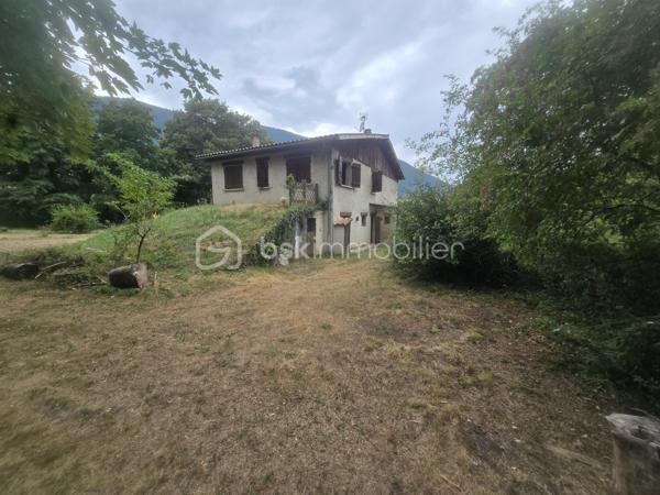 Un cadre naturel exceptionnel au Péage-de-Vizille et un beau potentiel pour cette maison à rénover !

Située au Péage-de-Vizille, cette propriété offre un environnement particulièrement calme, verdoyant et préservé, tout en restant à proximité des commodités. Avec ses beaux volumes, son terrain arboré et son vaste espace naturel, elle offre un véritable potentiel pour un projet de résidence principale, secondaire ou d'investissement.

L'un des principaux atouts de cette propriété réside dans son environnement naturel : en complément des 3 588 m² de terrain entourant la maison, le bien bénéficie également d'une importante partie boisée classée en zone naturelle, d'une superficie de 15 867 m².

🌳 Au total, ce sont donc plus de 19 000 m² d'espace naturel et de verdure qui accompagnent la propriété, offrant un environnement rare et paisible, idéal pour les amoureux de nature, d'espace et de tranquillité.

Implantée sur une parcelle arborée de 3 588 m², cette maison d'environ 118 m² habitables (120 m² de surface utile) séduira les acquéreurs à la recherche d'espace, de calme et d'un projet de rénovation.

La maison nécessite une rénovation complète, laissant libre cours à vos envies d'aménagement et permettant de créer un intérieur entièrement à votre image.

Des travaux sont notamment à prévoir concernant la toiture datant de 1983, la mise aux normes de l'assainissement individuel, ainsi que la rénovation intérieure.

La maison se compose de :
Au rez-de-chaussée :
Grand garage.
Plusieurs espaces annexes pouvant être aménagés selon vos besoins : atelier, buanderie, cave, espace de stockage ou pièces complémentaires.
À l'étage :
Deux chambres.
Un salon lumineux.
Une cuisine indépendante.
Une salle de bains.
WC séparés.
Une agréable terrasse exposée sud-ouest, idéale pour profiter des beaux jours.

Les combles offrent également un potentiel d'aménagement supplémentaire : bureau, salle de jeux, chambre d'appoint ou autre selon vos projets.

Une cave d'environ 12 m² complète l'ensemble.

🌿 Des extérieurs qui font toute la différence

Le terrain entourant la maison, entièrement bordé de verdure, offre un cadre particulièrement paisible, sans vis-à-vis immédiat.

Vous y trouverez notamment :

une petite mare,
de nombreux arbres et espaces verts,
des espaces couverts pouvant accueillir des animaux ou servir de stockage,
un environnement propice au calme et à la détente.

Et surtout, la propriété dispose d'une partie boisée classée en zone naturelle d'environ 15 867 m², offrant un véritable écrin de verdure supplémentaire autour de la maison.

Cet espace naturel constitue un atout majeur pour les personnes recherchant de la tranquillité, de l'espace et un environnement préservé, tout en bénéficiant d'une propriété avec un important potentiel de rénovation.

⭐ Les atouts

✔ Située au Péage-de-Vizille

✔ Plus de 19 000 m² au total entre terrain et espace boisé naturel

✔ 15 867 m² de partie boisée classée en zone naturelle

✔ Terrain autour de la maison de 3 588 m²

✔ Environnement calme, verdoyant et préservé

✔ Maison d'environ 118 m² habitables

✔ Terrasse exposée sud-ouest

✔ Nombreuses dépendances et espaces annexes

✔ Cave d'environ 12 m²

✔ Fort potentiel après rénovation

Ce bien s'adresse avant tout aux acquéreurs souhaitant entreprendre des travaux afin de créer une maison à leur image, tout en profitant d'un environnement naturel exceptionnel aux portes de Vizille et de vastes espaces extérieurs.

Une propriété rare au Péage-de-Vizille par son environnement, ses surfaces extérieures et son potentiel, qui mérite d'être découverte.
