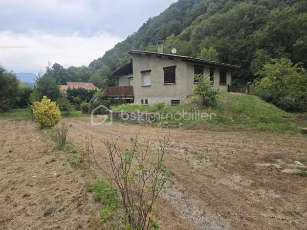 Un cadre naturel exceptionnel au Péage-de-Vizille et un beau potentiel pour cette maison à rénover !

Située au Péage-de-Vizille, cette propriété offre un environnement particulièrement calme, verdoyant et préservé, tout en restant à proximité des commodités. Avec ses beaux volumes, son terrain arboré et son vaste espace naturel, elle offre un véritable potentiel pour un projet de résidence principale, secondaire ou d'investissement.

L'un des principaux atouts de cette propriété réside dans son environnement naturel : en complément des 3 588 m² de terrain entourant la maison, le bien bénéficie également d'une importante partie boisée classée en zone naturelle, d'une superficie de 15 867 m².

🌳 Au total, ce sont donc plus de 19 000 m² d'espace naturel et de verdure qui accompagnent la propriété, offrant un environnement rare et paisible, idéal pour les amoureux de nature, d'espace et de tranquillité.

Implantée sur une parcelle arborée de 3 588 m², cette maison d'environ 118 m² habitables (120 m² de surface utile) séduira les acquéreurs à la recherche d'espace, de calme et d'un projet de rénovation.

La maison nécessite une rénovation complète, laissant libre cours à vos envies d'aménagement et permettant de créer un intérieur entièrement à votre image.

Des travaux sont notamment à prévoir concernant la toiture datant de 1983, la mise aux normes de l'assainissement individuel, ainsi que la rénovation intérieure.

La maison se compose de :
Au rez-de-chaussée :
Grand garage.
Plusieurs espaces annexes pouvant être aménagés selon vos besoins : atelier, buanderie, cave, espace de stockage ou pièces complémentaires.
À l'étage :
Deux chambres.
Un salon lumineux.
Une cuisine indépendante.
Une salle de bains.
WC séparés.
Une agréable terrasse exposée sud-ouest, idéale pour profiter des beaux jours.

Les combles offrent également un potentiel d'aménagement supplémentaire : bureau, salle de jeux, chambre d'appoint ou autre selon vos projets.

Une cave d'environ 12 m² complète l'ensemble.

🌿 Des extérieurs qui font toute la différence

Le terrain entourant la maison, entièrement bordé de verdure, offre un cadre particulièrement paisible, sans vis-à-vis immédiat.

Vous y trouverez notamment :

une petite mare,
de nombreux arbres et espaces verts,
des espaces couverts pouvant accueillir des animaux ou servir de stockage,
un environnement propice au calme et à la détente.

Et surtout, la propriété dispose d'une partie boisée classée en zone naturelle d'environ 15 867 m², offrant un véritable écrin de verdure supplémentaire autour de la maison.

Cet espace naturel constitue un atout majeur pour les personnes recherchant de la tranquillité, de l'espace et un environnement préservé, tout en bénéficiant d'une propriété avec un important potentiel de rénovation.

⭐ Les atouts

✔ Située au Péage-de-Vizille

✔ Plus de 19 000 m² au total entre terrain et espace boisé naturel

✔ 15 867 m² de partie boisée classée en zone naturelle

✔ Terrain autour de la maison de 3 588 m²

✔ Environnement calme, verdoyant et préservé

✔ Maison d'environ 118 m² habitables

✔ Terrasse exposée sud-ouest

✔ Nombreuses dépendances et espaces annexes

✔ Cave d'environ 12 m²

✔ Fort potentiel après rénovation

Ce bien s'adresse avant tout aux acquéreurs souhaitant entreprendre des travaux afin de créer une maison à leur image, tout en profitant d'un environnement naturel exceptionnel aux portes de Vizille et de vastes espaces extérieurs.

Une propriété rare au Péage-de-Vizille par son environnement, ses surfaces extérieures et son potentiel, qui mérite d'être découverte.